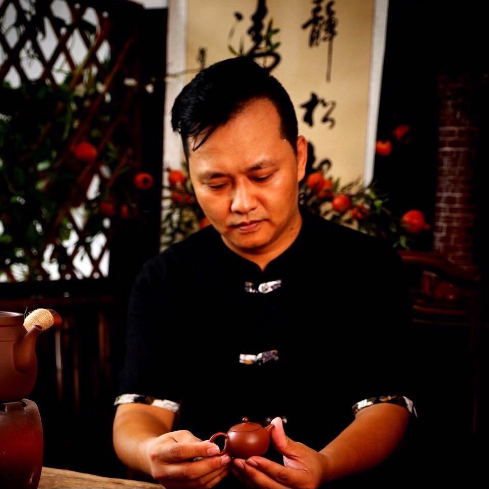 Cai Danjie holding a Zhuni clay teapot in his Chaozhou workshop